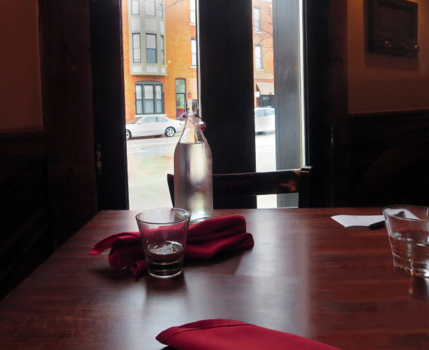 朋友们相聚，分享一瓶水，眺望芝加哥的街坊。图片下载