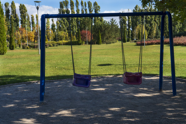 公园里空荡荡的秋千图片下载