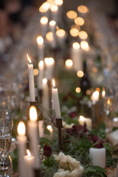 在桌子上选择性聚焦燃烧的蜡烛图片下载