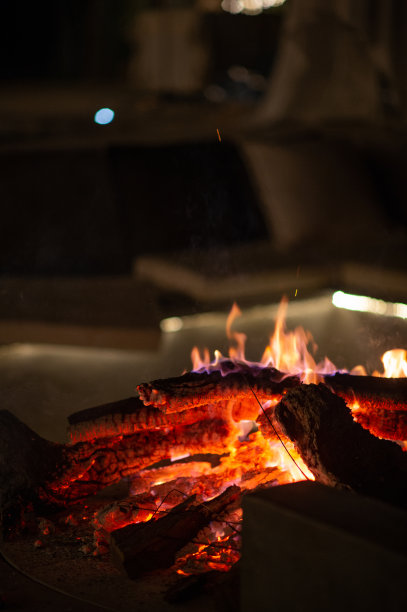 木柴篝火余烬煤炭燃烧在一个火坑与副本空间图片下载