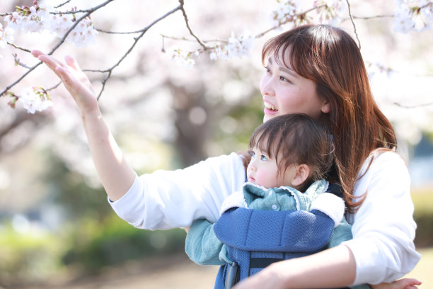微笑的父母和孩子图片下载