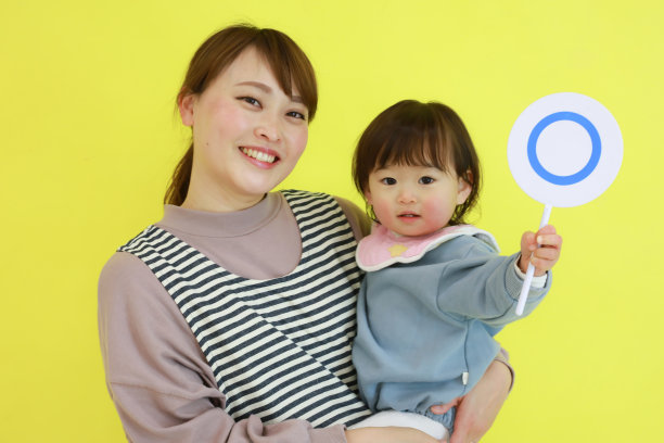 〇一个拿着账单的孩子和一个幼儿园老师的形象图片下载