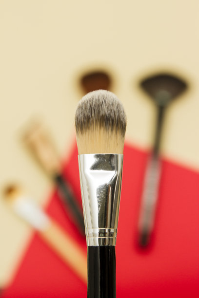 特写的遮瑕和液体粉底化妆刷。图片下载