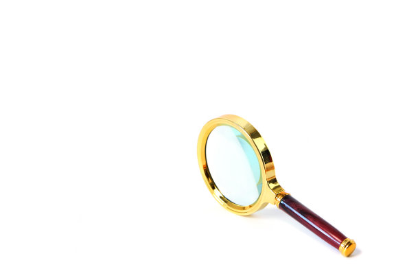 镀金放大镜与红色处理在白色背景上，隔离。图片下载