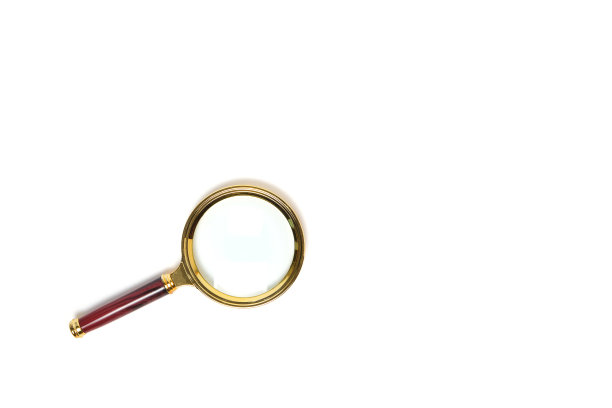 镀金放大镜与红色处理在白色背景上，隔离。图片下载