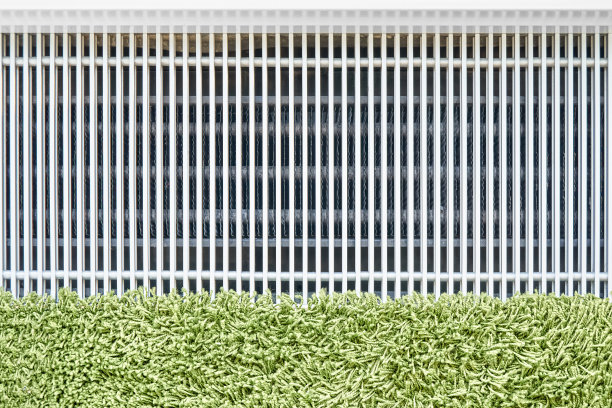 水暖通地板安装在靠近窗户的绿色地毯上图片下载