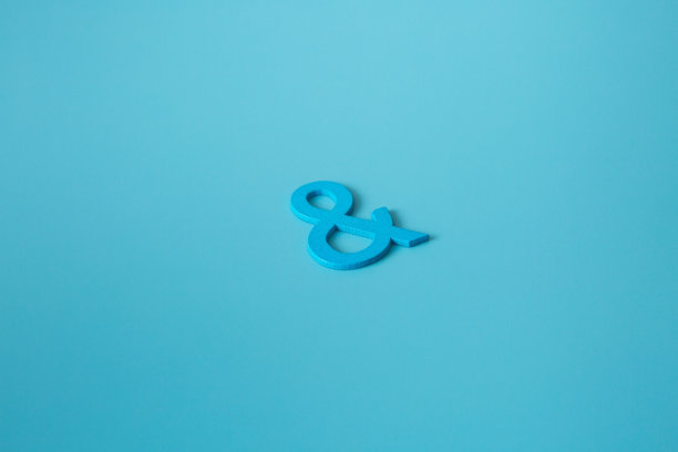 蓝色木制符号“和”在蓝色背景上图片下载