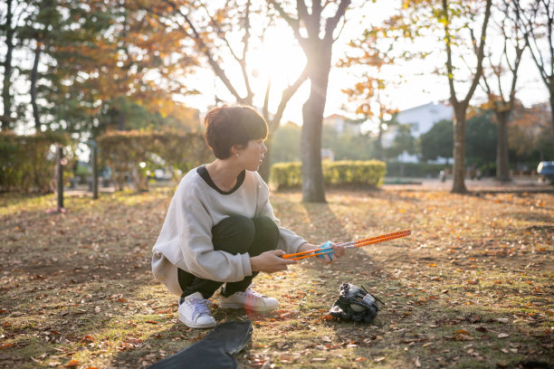 女子在打羽毛球和接球后，坐在公园里图片下载