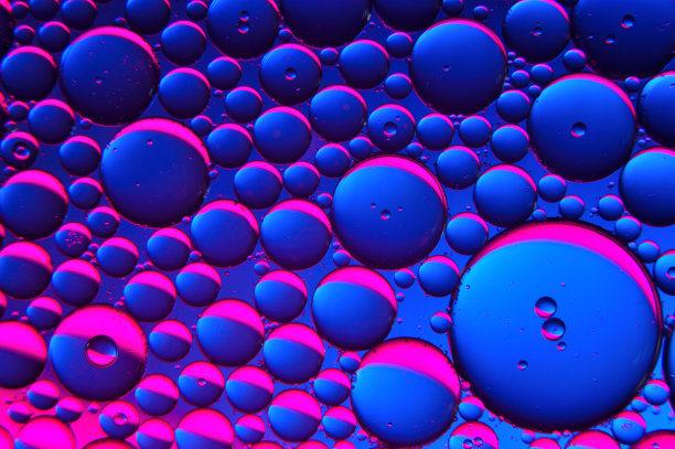 抽象的背景。油滴在水面上，有蓝色和红色的。宏。图片下载