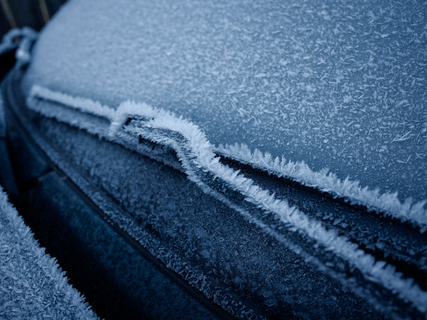 在一个寒冷的冬天早晨，一辆汽车的雨刷被冻住了。图片下载