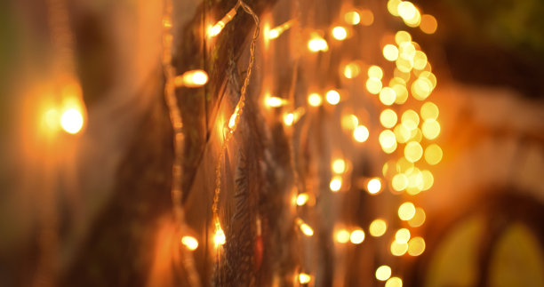 新年场景和装饰，圣诞树，圣诞老人，礼物和圣诞彩灯。图片下载