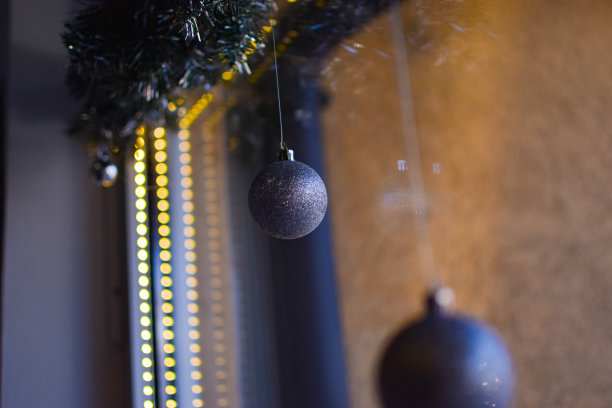 新年场景和装饰，圣诞树，圣诞老人，礼物和圣诞彩灯。图片下载