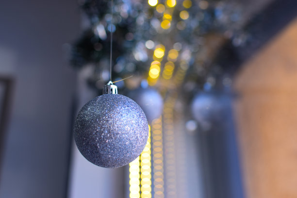 新年场景和装饰，圣诞树，圣诞老人，礼物和圣诞彩灯。图片下载