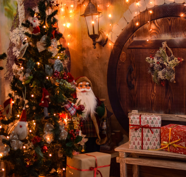 新年场景和装饰，圣诞树，圣诞老人，礼物和圣诞彩灯。图片下载