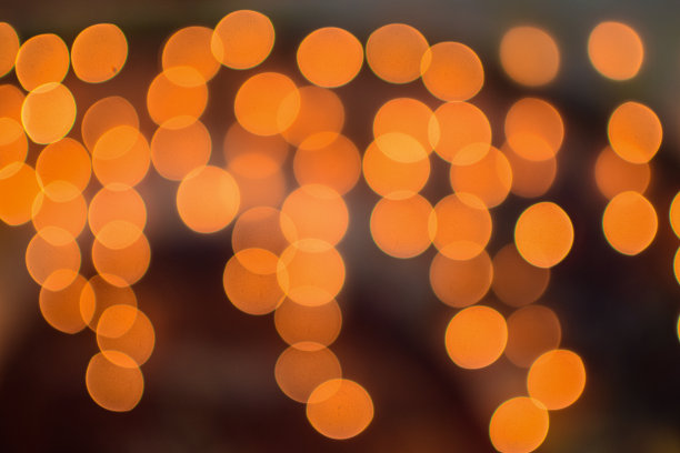 新年场景和装饰，圣诞树，圣诞老人，礼物和圣诞彩灯。图片下载