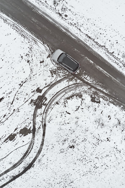 冬季早晨汽车在路上的鸟瞰图图片下载