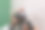 特写镜头，男人的手安装和安装淋浴喷头支架与十字螺丝刀的帮助，瓷砖墙在洗手间。浴室装修工程。翻新工程产生的污垢图片下载