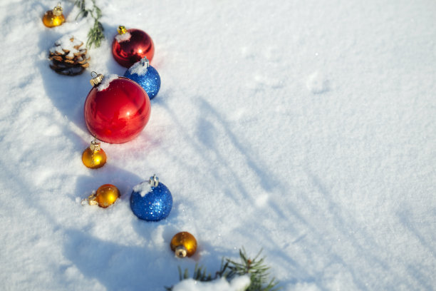 新年的玩具和礼物，圣诞老人在大雪和阳光明媚的天气。图片下载