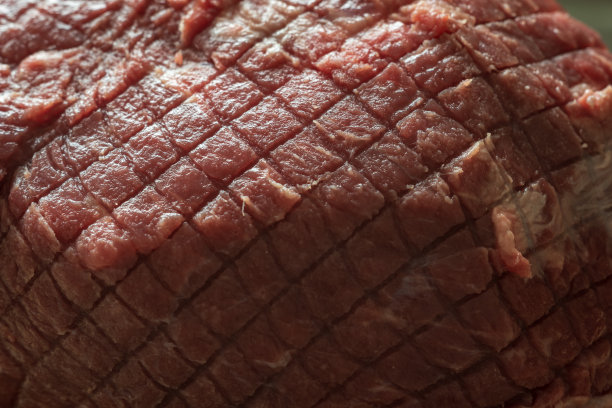 生烤牛肉在木切菜板特写图片下载