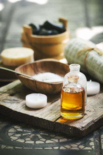 使用天然精油进行水疗和美容。图片下载