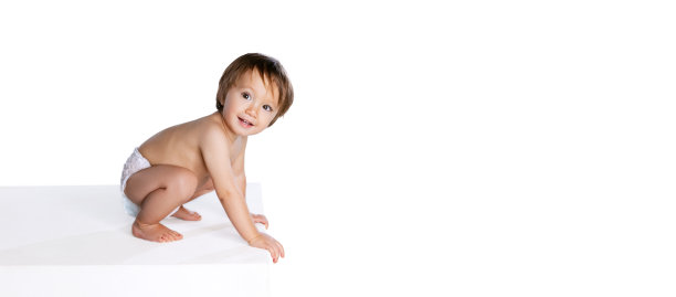 传单与美丽的小男孩的肖像，婴儿，孩子在尿布坐在孤立的白色工作室背景。童年的概念图片下载