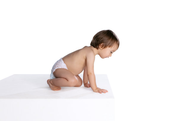 小男孩，婴儿的肖像，孩子在尿布孤立在白色的工作室背景。童年的概念图片下载