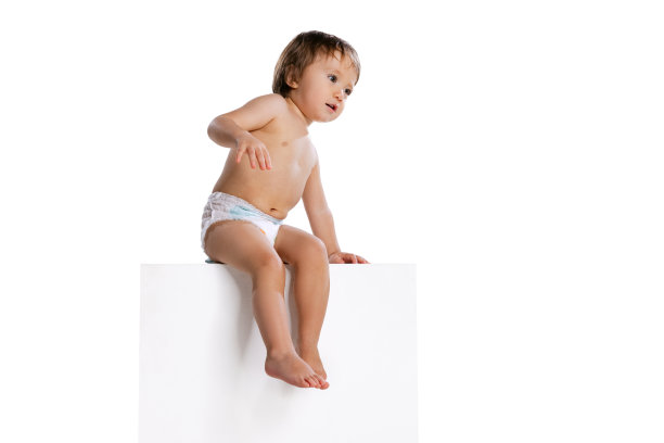 小男孩，婴儿的肖像，孩子在尿布孤立在白色的工作室背景。童年的概念图片下载