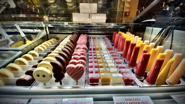 新鲜的手工冰淇淋在佛罗伦萨商业中心展出。图片下载