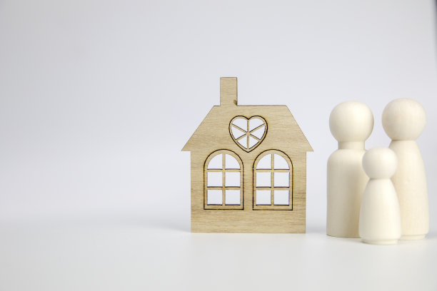 幸福的家庭有新房子。孤立在白色背景，木制对象与复制空间，房地产，抵押，物业概念图片下载