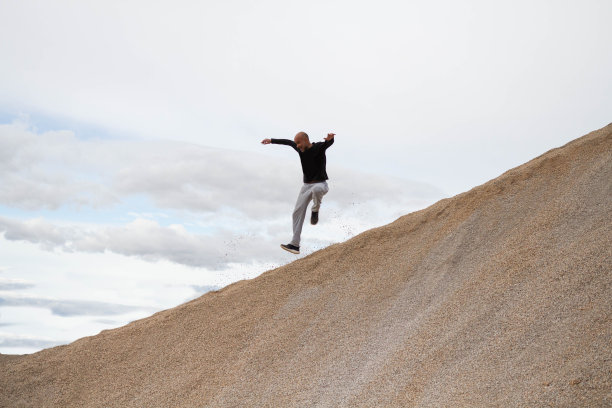 一个人爬到顶峰并获得幸福图片下载
