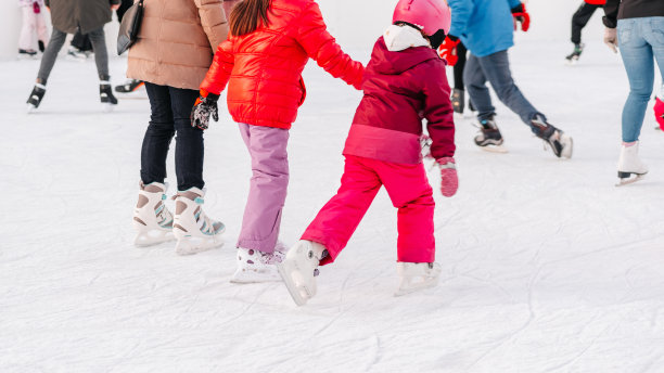 学习如何在冰上滑冰。爱好和休闲。冬季运动。活动，成人，儿童，童年。有趣的时刻。冬天sports.Outdoor.Copy空间。图片下载