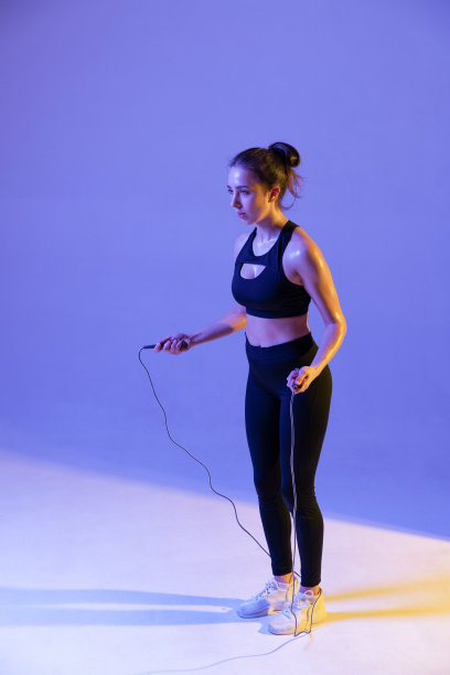 女运动员准备跳绳。图片下载