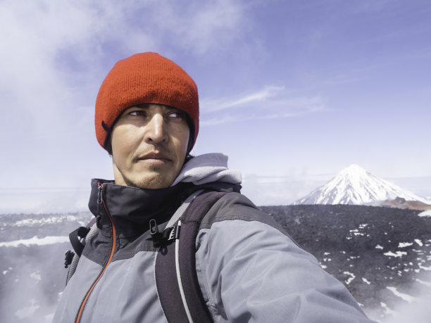 游客在阿瓦钦斯基火山上自拍。Koryaksky或Koryakskaya Sopka的背景。堪察加半岛的自然地标。俄罗斯。图片下载