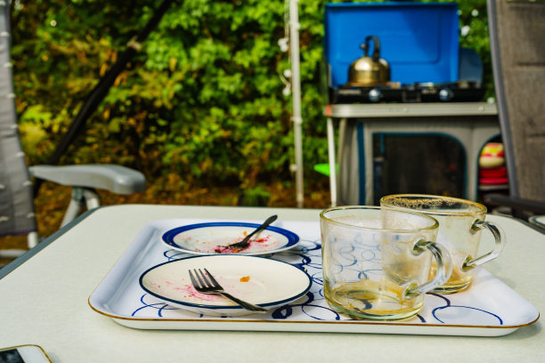 吃完饭后，在户外洗脏盘子。图片下载