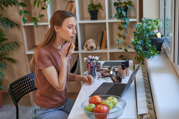 有吸引力的女士握唇线在线化妆课程在家里图片下载