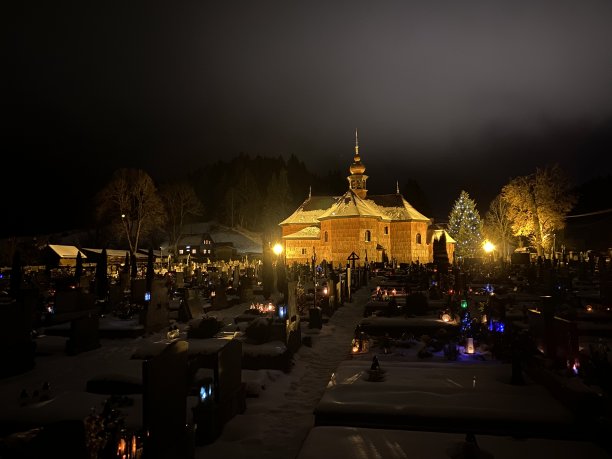 木制的教堂，夜晚的墓地图片下载