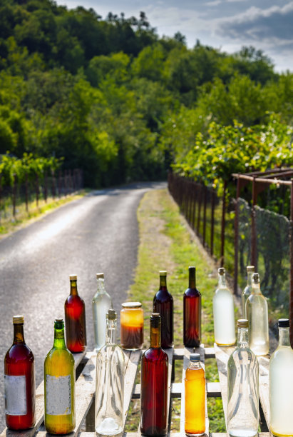 在黑山的斯卡达尔湖附近，早晨的阳光下，路边出售自制蜂蜜和葡萄酒。图片下载