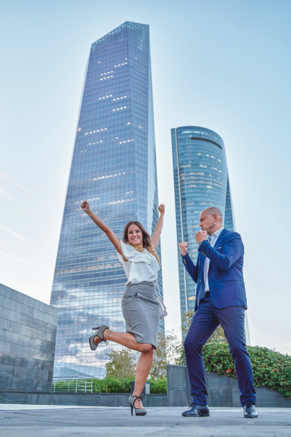 男女同事庆祝成功图片下载