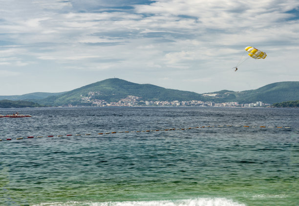 在亚得里亚海海岸玩滑翔伞图片下载