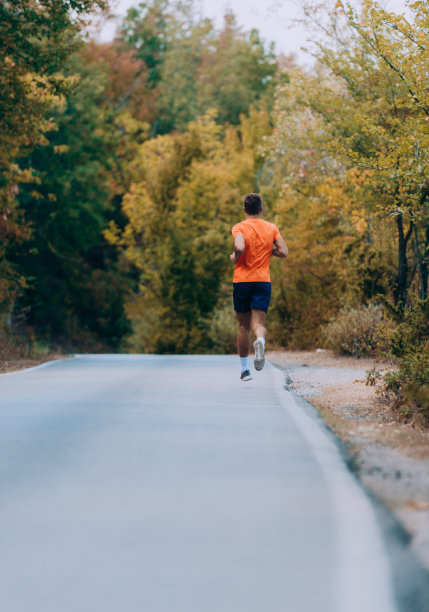 身材英俊的慢跑者在秋天为马拉松户外锻炼图片下载