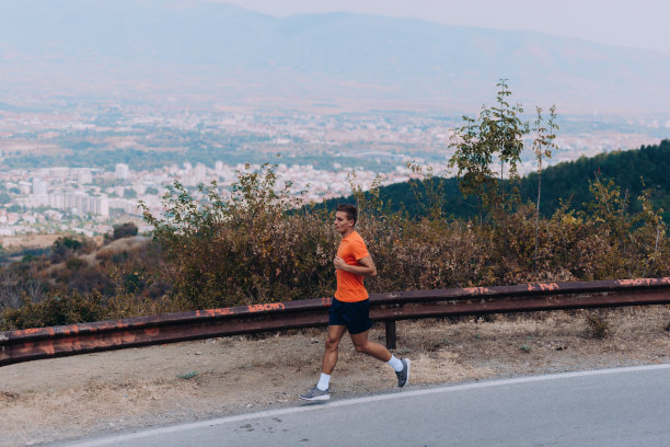 年轻人在大自然中奔跑。一个活跃的节日。健身,运动。生活方式图片下载