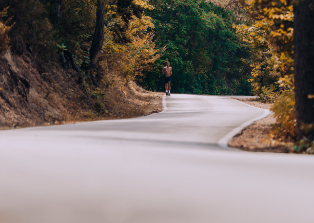 肌肉健康的运动模型短跑运动员在山上进行短跑训练图片下载