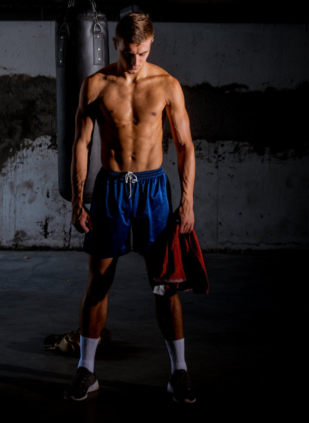 在拳击训练后休息的体育运动员图片下载