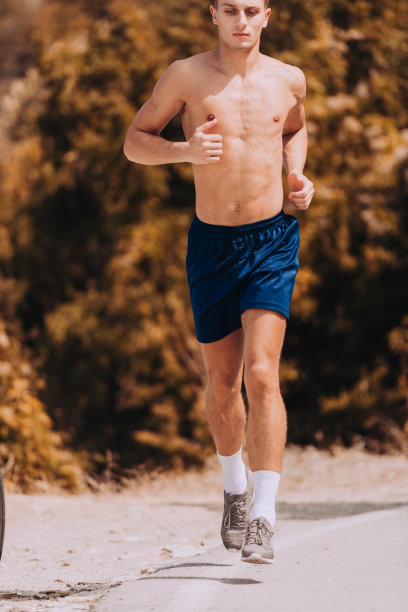 一名赤裸上身的男子在山路上慢跑图片下载