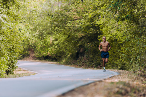 跑步运动员在森林小道上跑步。男士健身慢跑健身养生理念图片下载