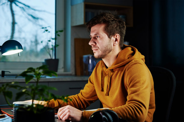 男子使用电脑远程在家办公图片下载