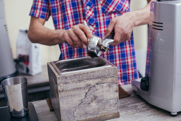 咖啡师在他的咖啡店准备卡布奇诺图片下载