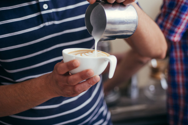 细节调酒师创造咖啡杯拿铁艺术图片下载