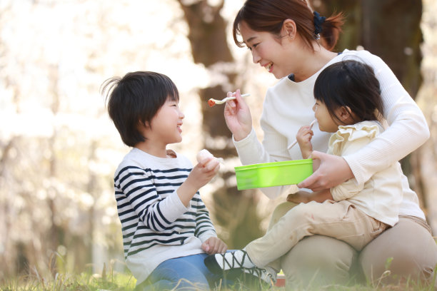 父母和孩子看樱花图片下载