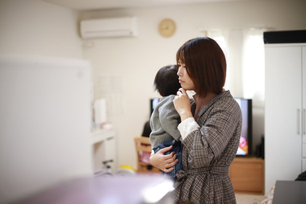 一个女人在房子里找东西图片下载